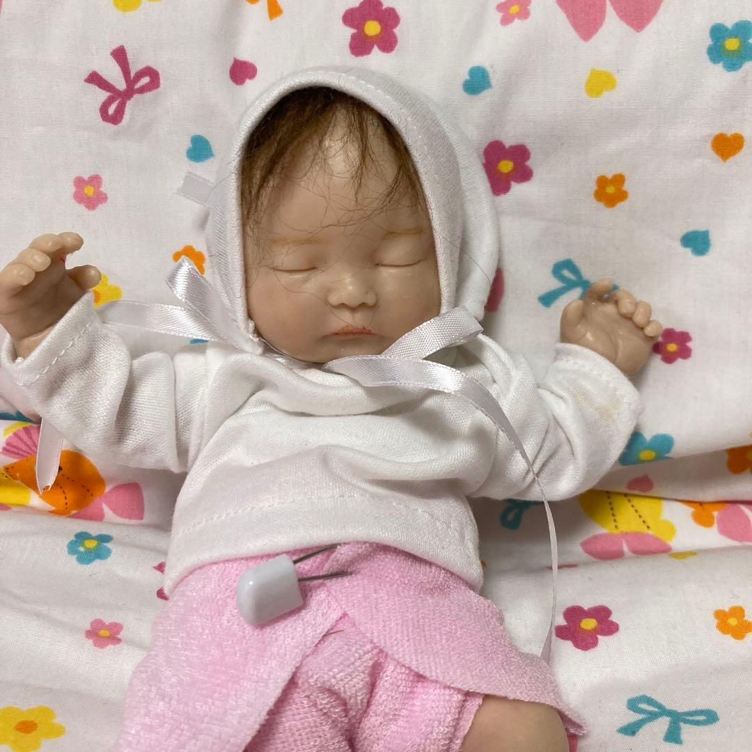 樹脂粘土ベビー　小さな可愛い子２体　一体は、おまけ