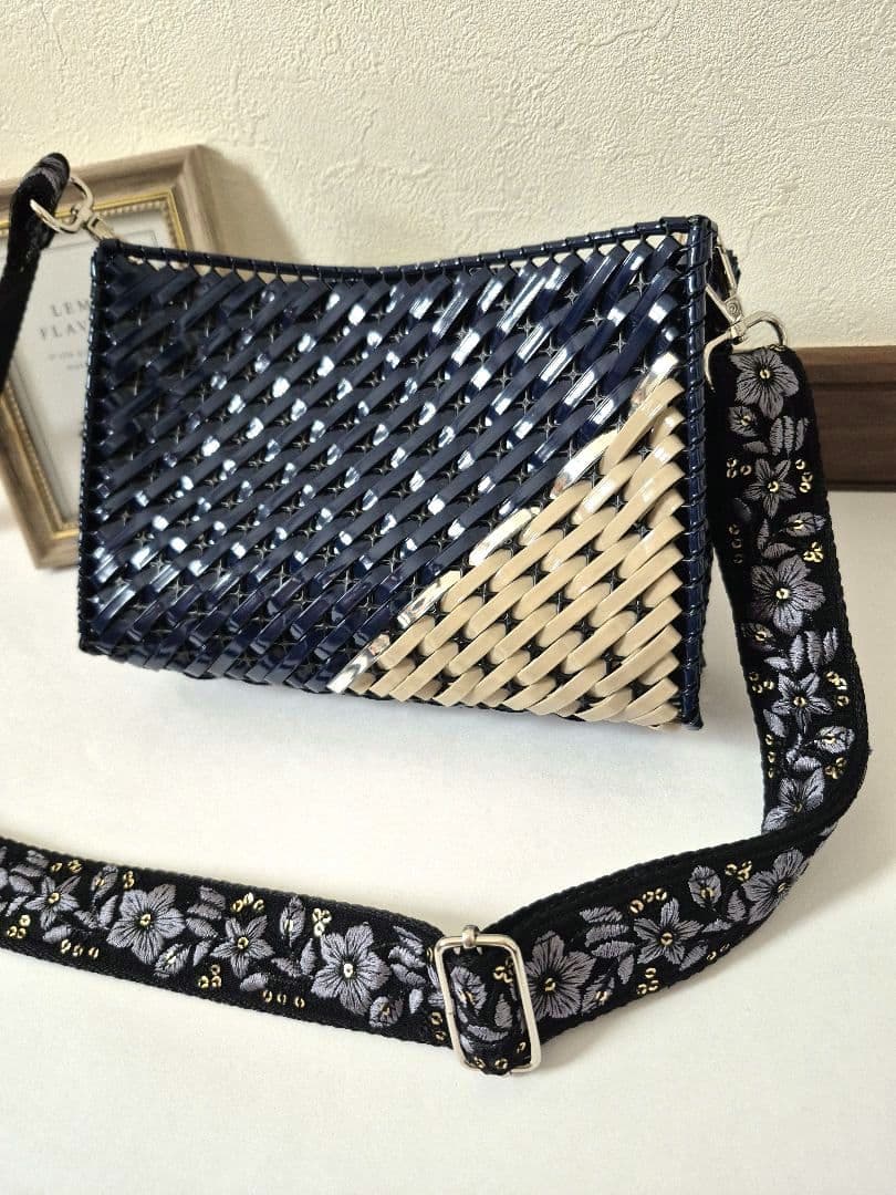 ハンドメイド　ネイビーカゴバッグ　インド刺繍リボンショルダーストラップ付き