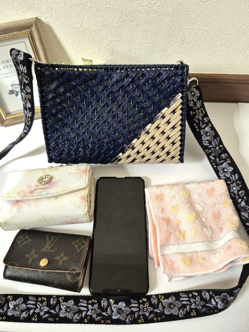 ハンドメイド　ネイビーカゴバッグ　インド刺繍リボンショルダーストラップ付き