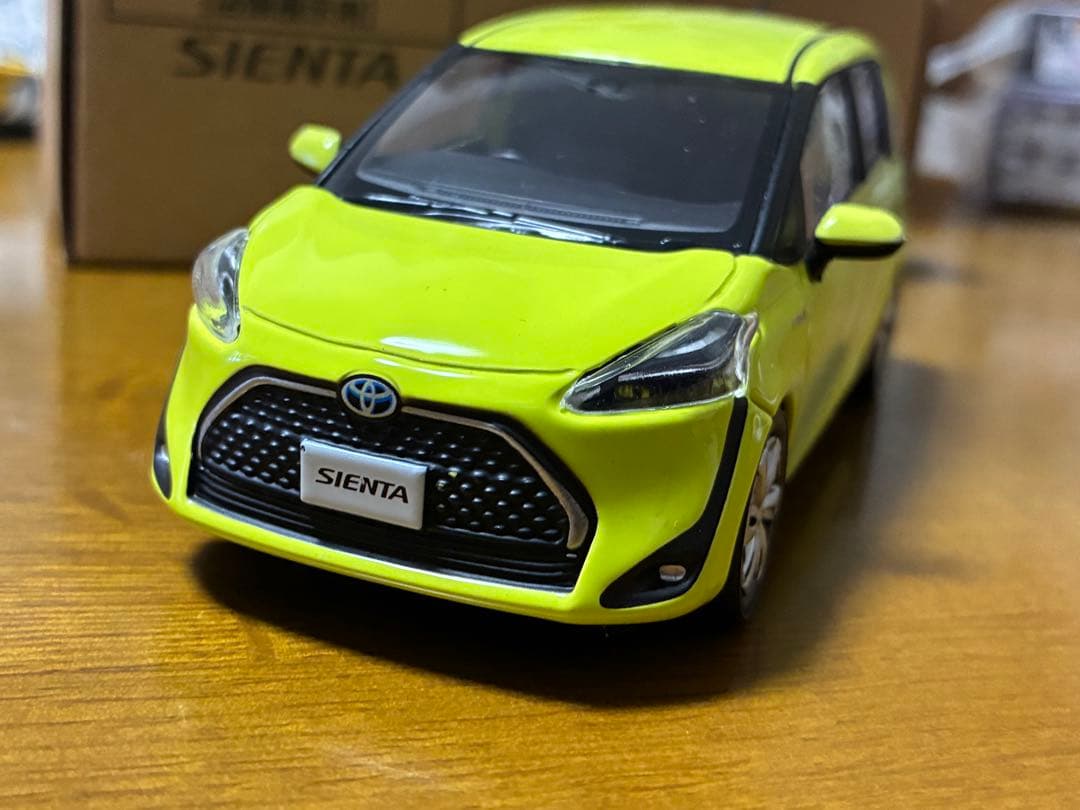 1/30 トヨタ 新型シエンタ(エアーイエロー) ディーラー配布品
