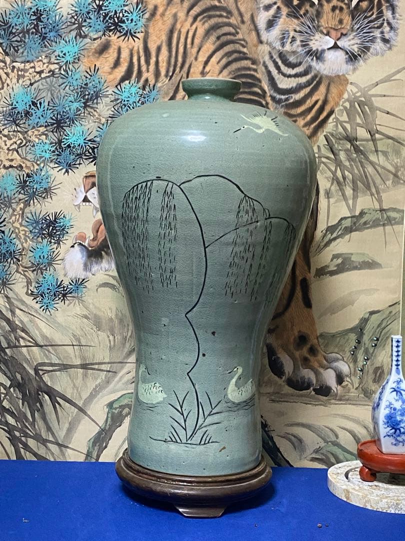 李朝青緑色の陶器製花瓶　白鳥の絵柄　世紀19