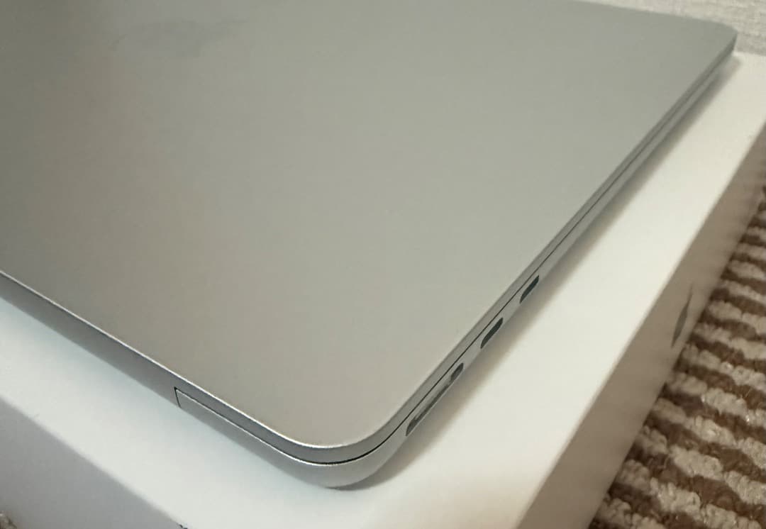 未使用近いーMacbook Air M4-16-256 Office 2024