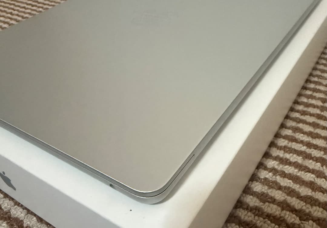 未使用近いーMacbook Air M4-16-256 Office 2024
