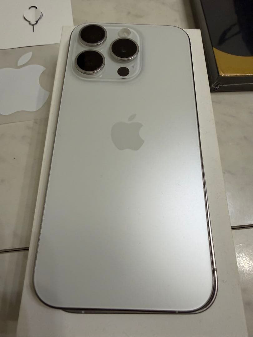 【美品】iPhone15 Pro 256GB ホワイトチタニウム 保護フィルム付