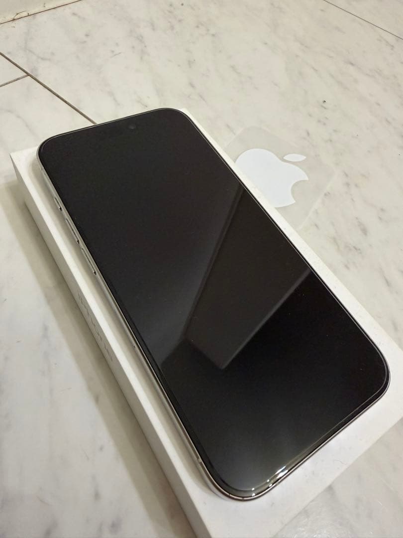 【美品】iPhone15 Pro 256GB ホワイトチタニウム 保護フィルム付