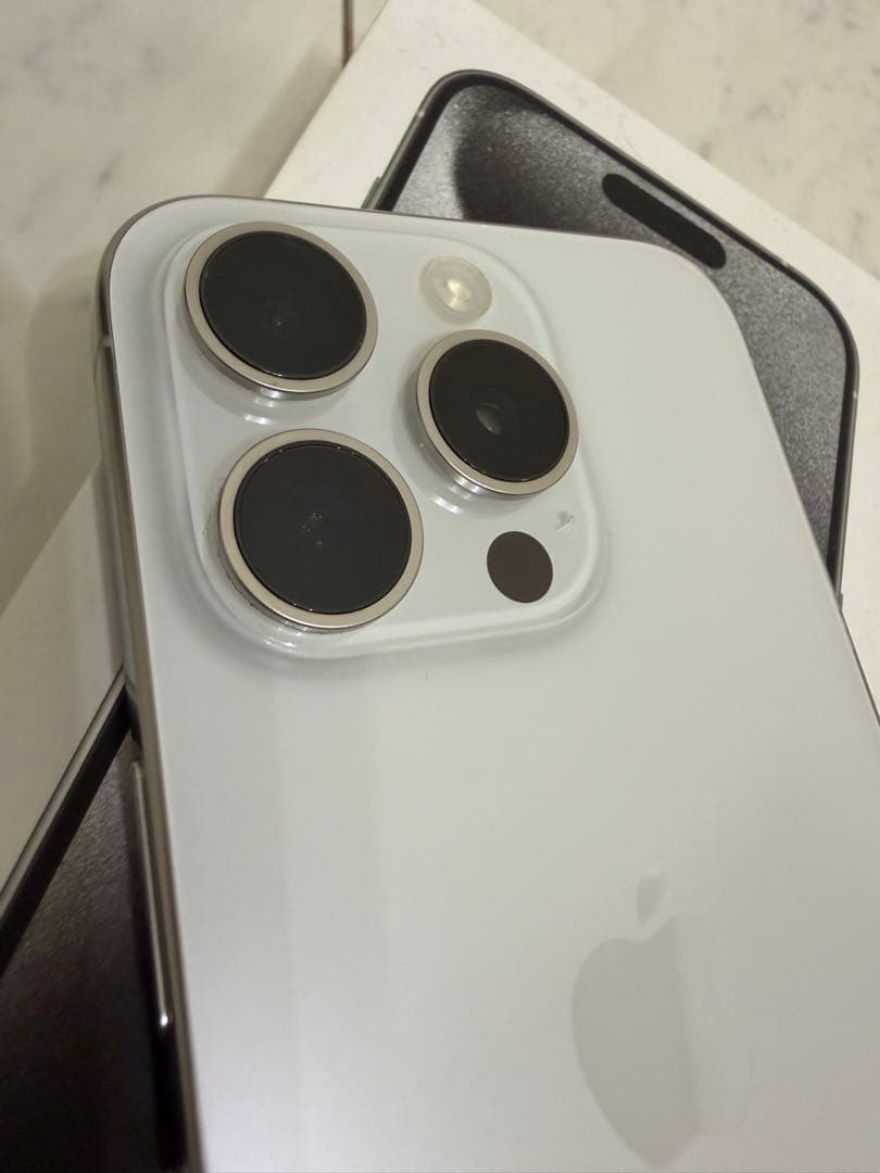 【美品】iPhone15 Pro 256GB ホワイトチタニウム 保護フィルム付