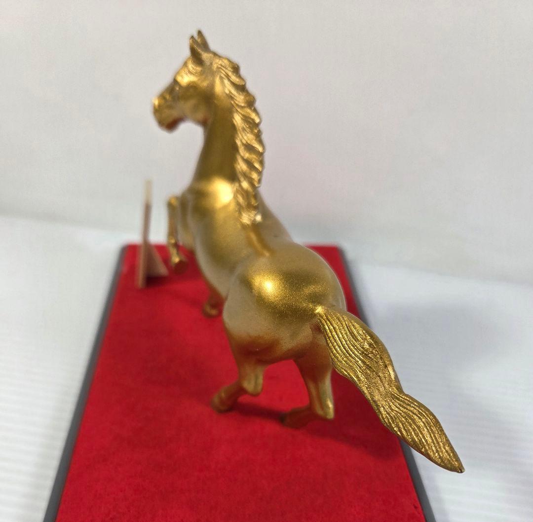 金色の馬の置物