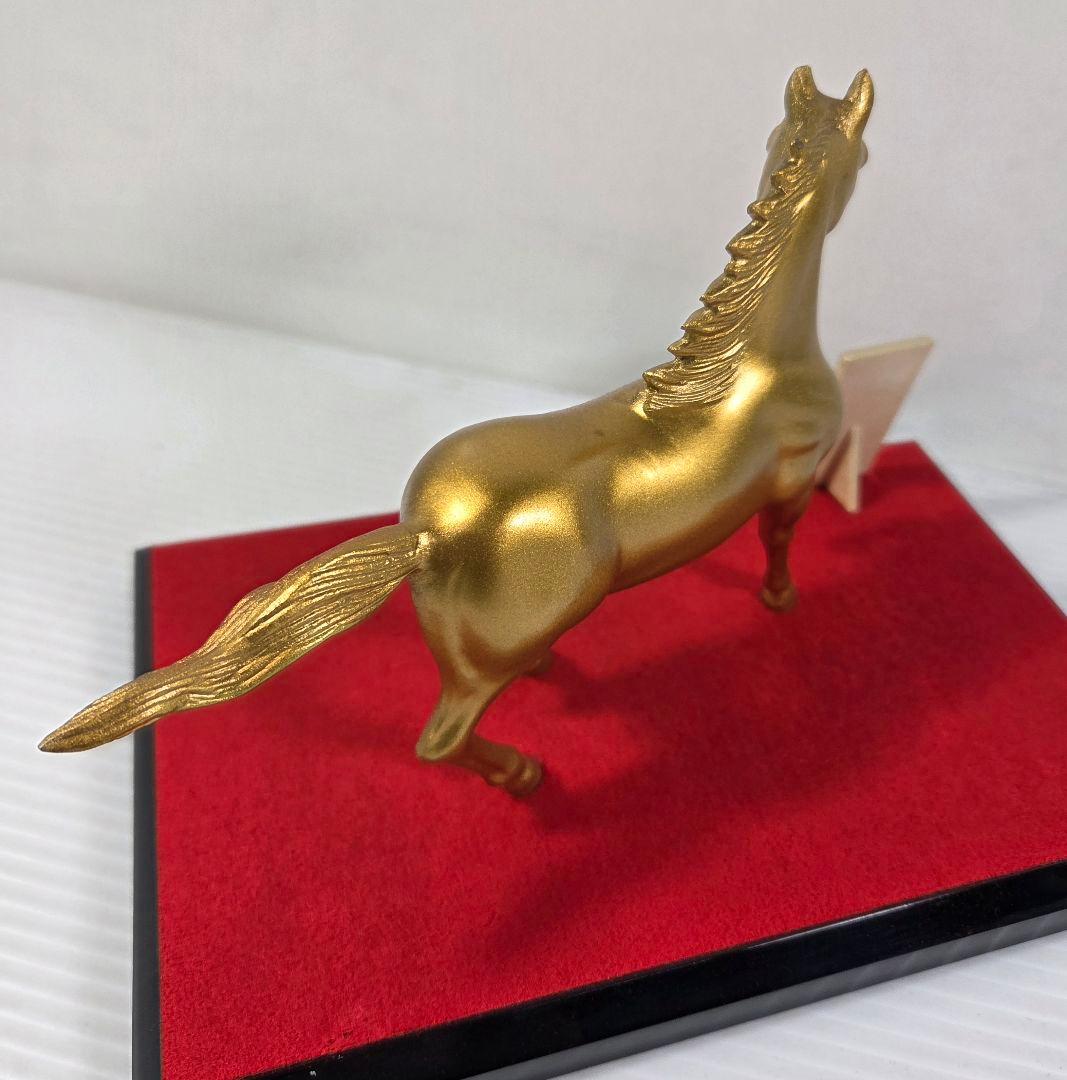 金色の馬の置物
