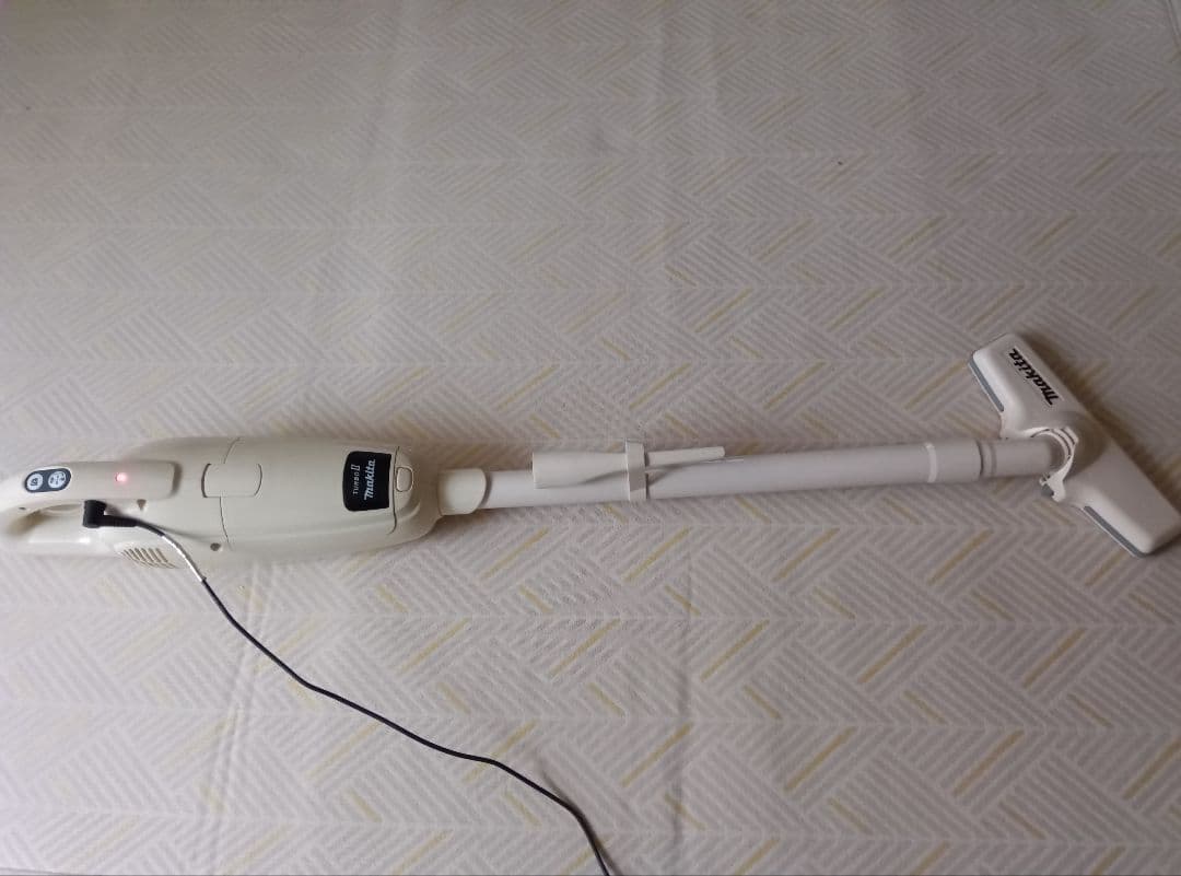 Makita コ−ドレス掃除機　 充電器付　 CL103DX 紙パック15枚付