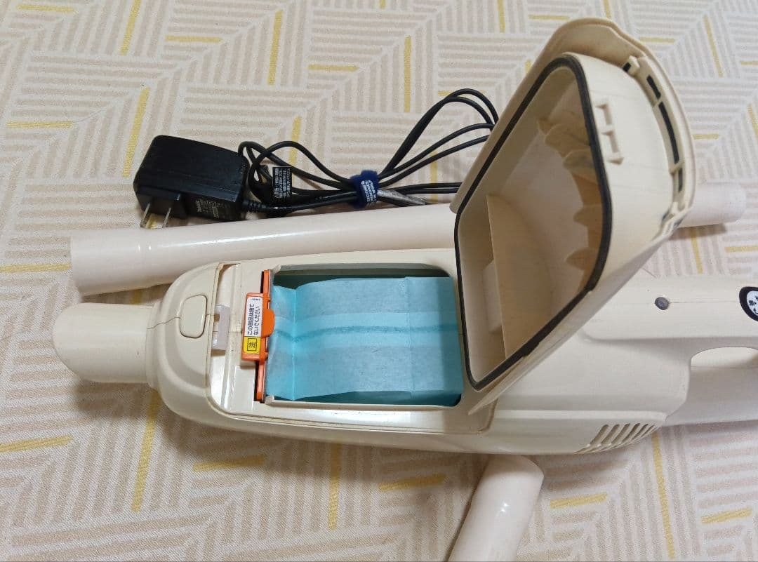 Makita コ−ドレス掃除機　 充電器付　 CL103DX 紙パック15枚付