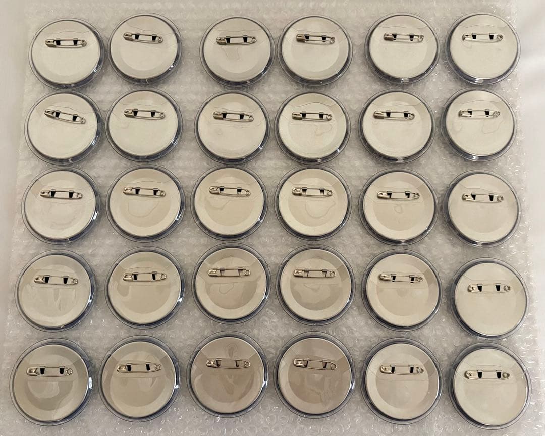 【進撃の巨人】リヴァイ 缶バッジ カバー付き　30個セット♪