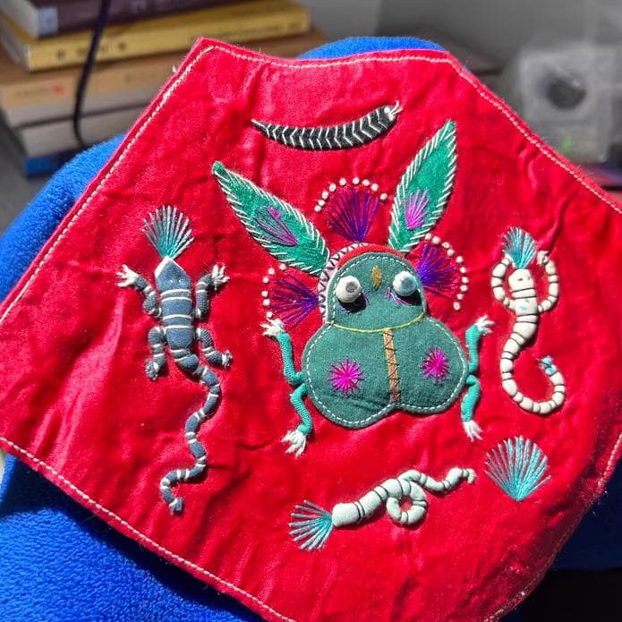 Embroidery 五毒文様の手刺繍お守り肚兜｜厄除けと健やかな願いを込めて