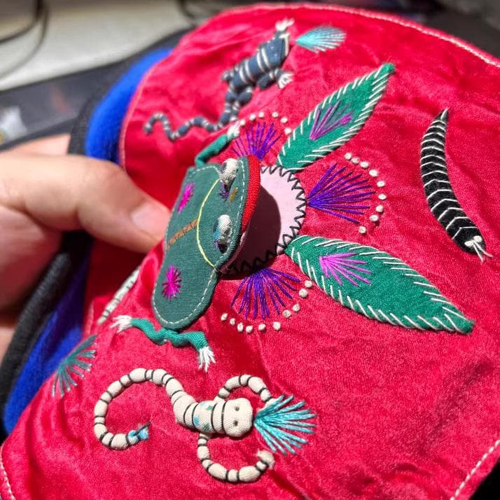 Embroidery 五毒文様の手刺繍お守り肚兜｜厄除けと健やかな願いを込めて