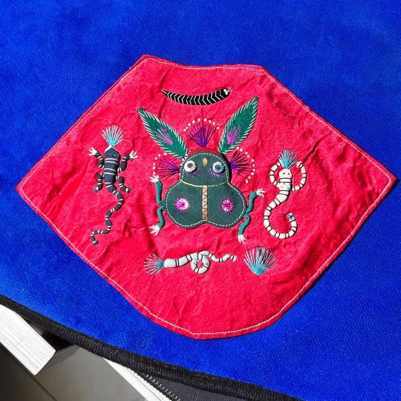 Embroidery 五毒文様の手刺繍お守り肚兜｜厄除けと健やかな願いを込めて