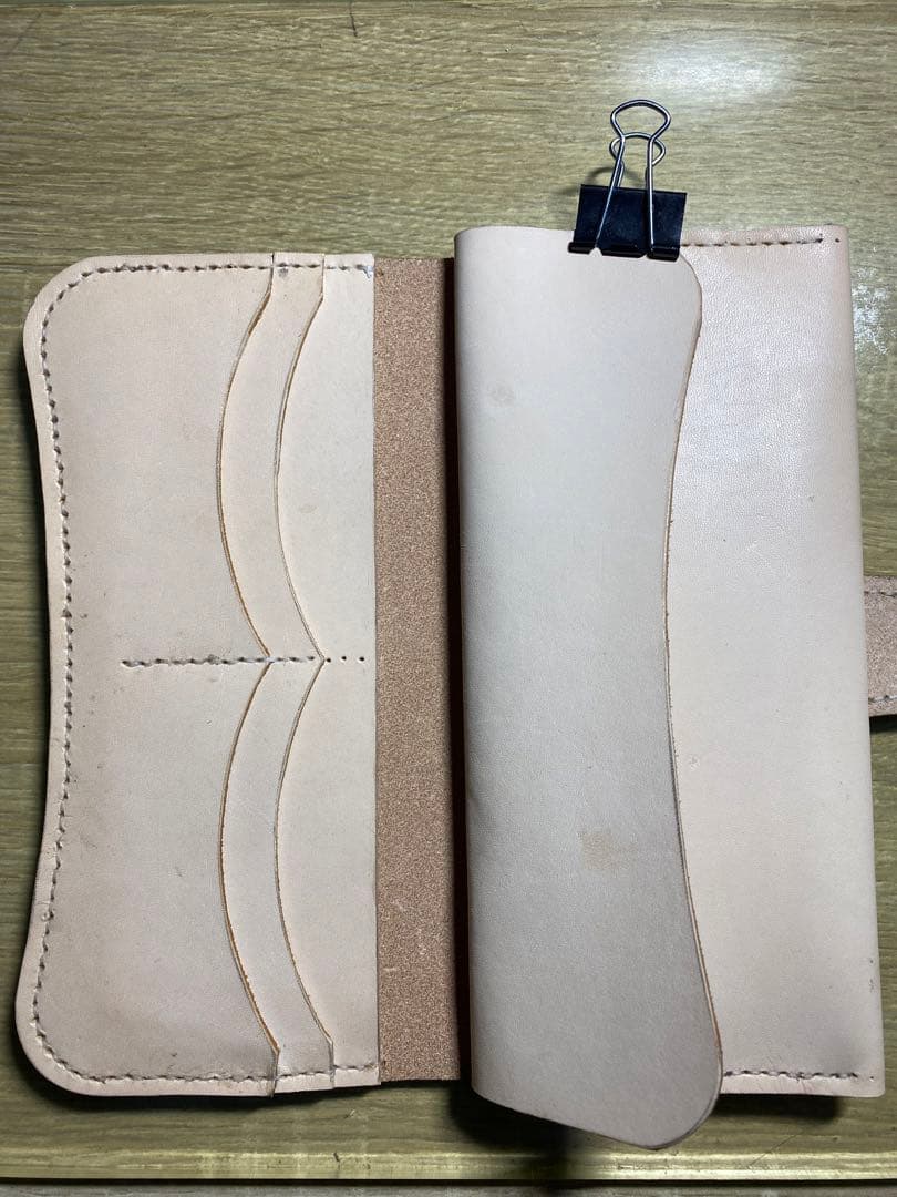 レザー財布 装飾的カットアウト