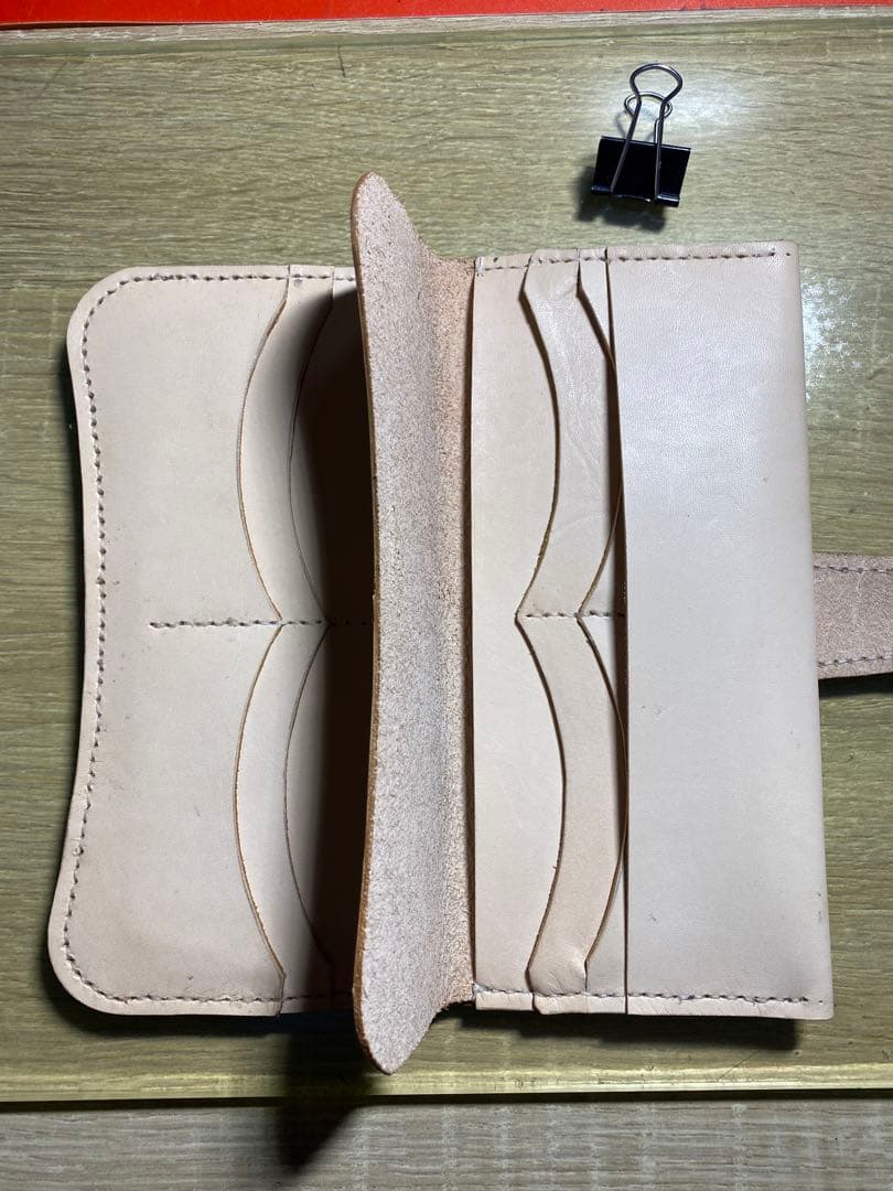 レザー財布 装飾的カットアウト