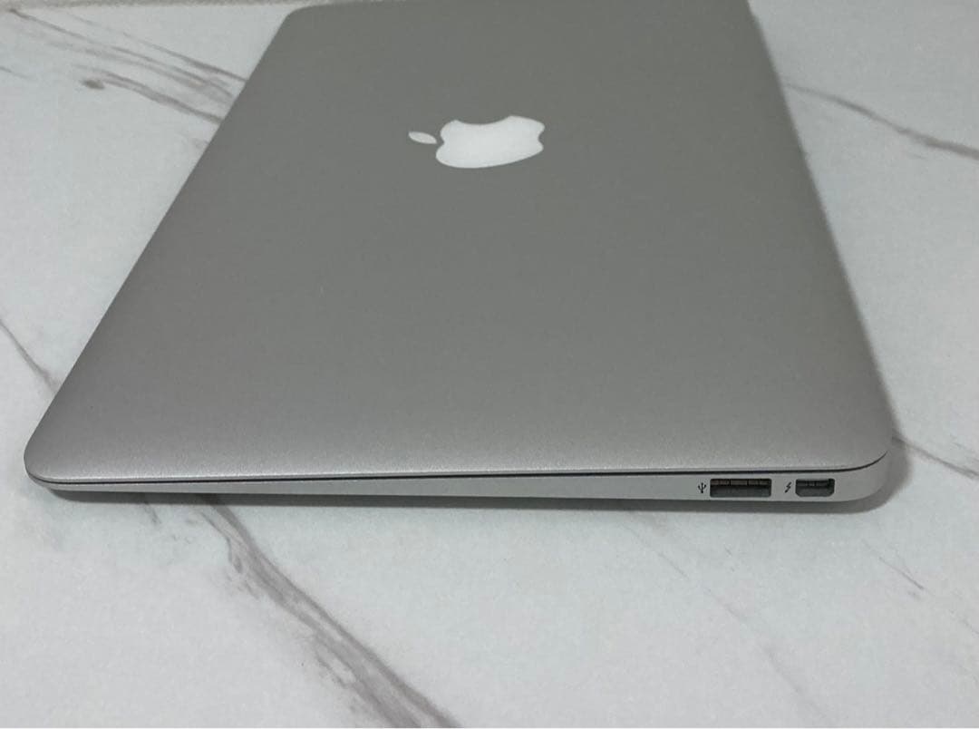 MacBook本体 MacBook Air 11 inch i5 4GB 128GB 20
