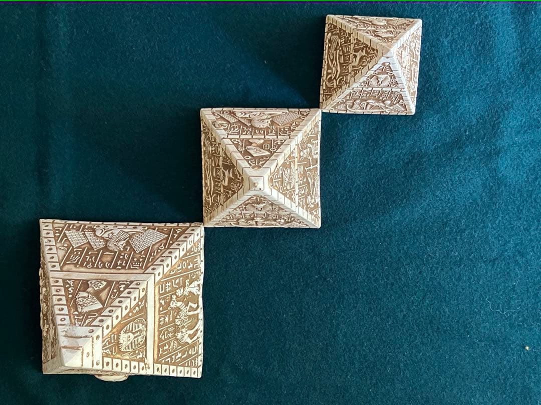 値下げします　エジプト　彫刻が美しい大きなピラミッド　3点セット 置物