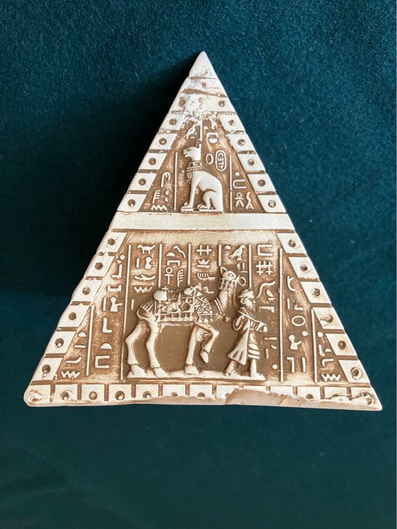 値下げします　エジプト　彫刻が美しい大きなピラミッド　3点セット 置物