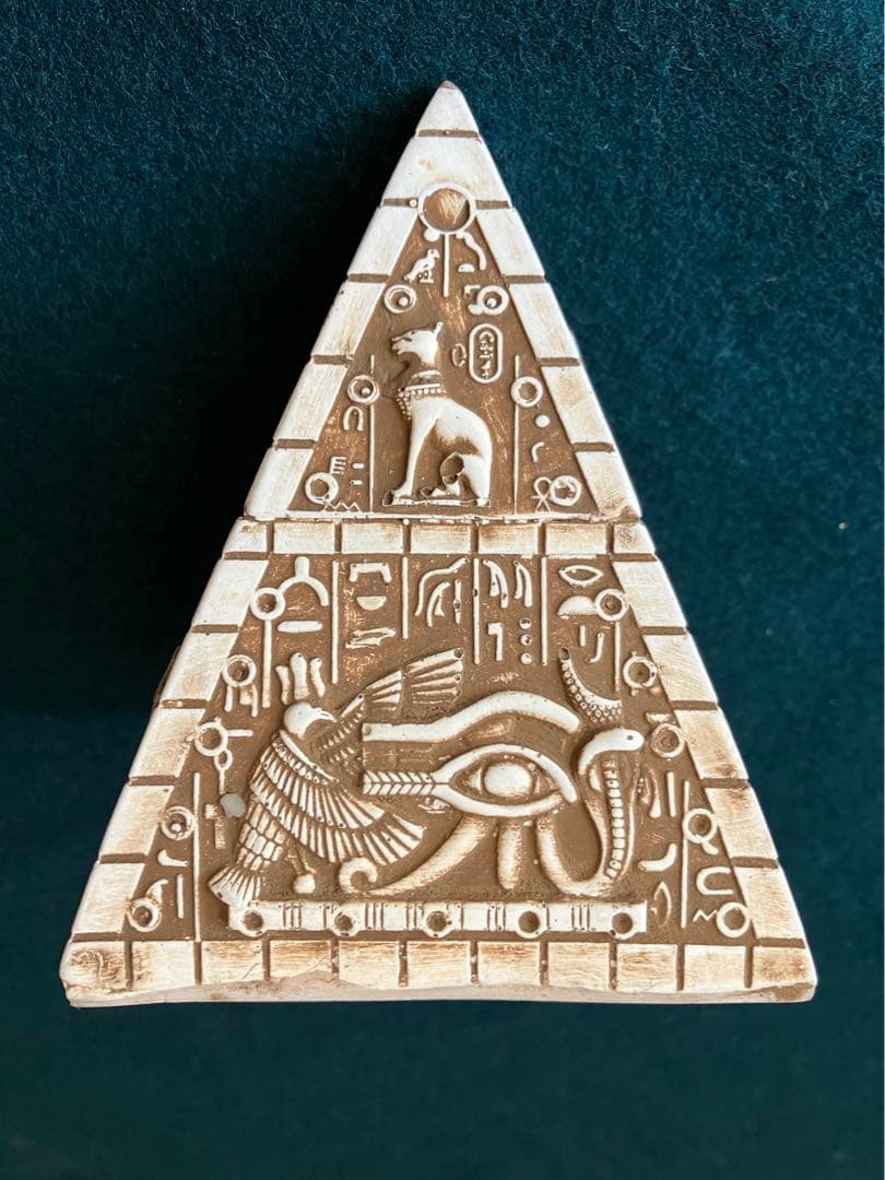 値下げします　エジプト　彫刻が美しい大きなピラミッド　3点セット 置物