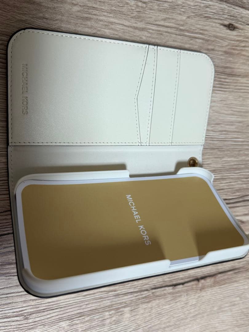 MICHAEL KORS iPhone15pro用手帳型ケース