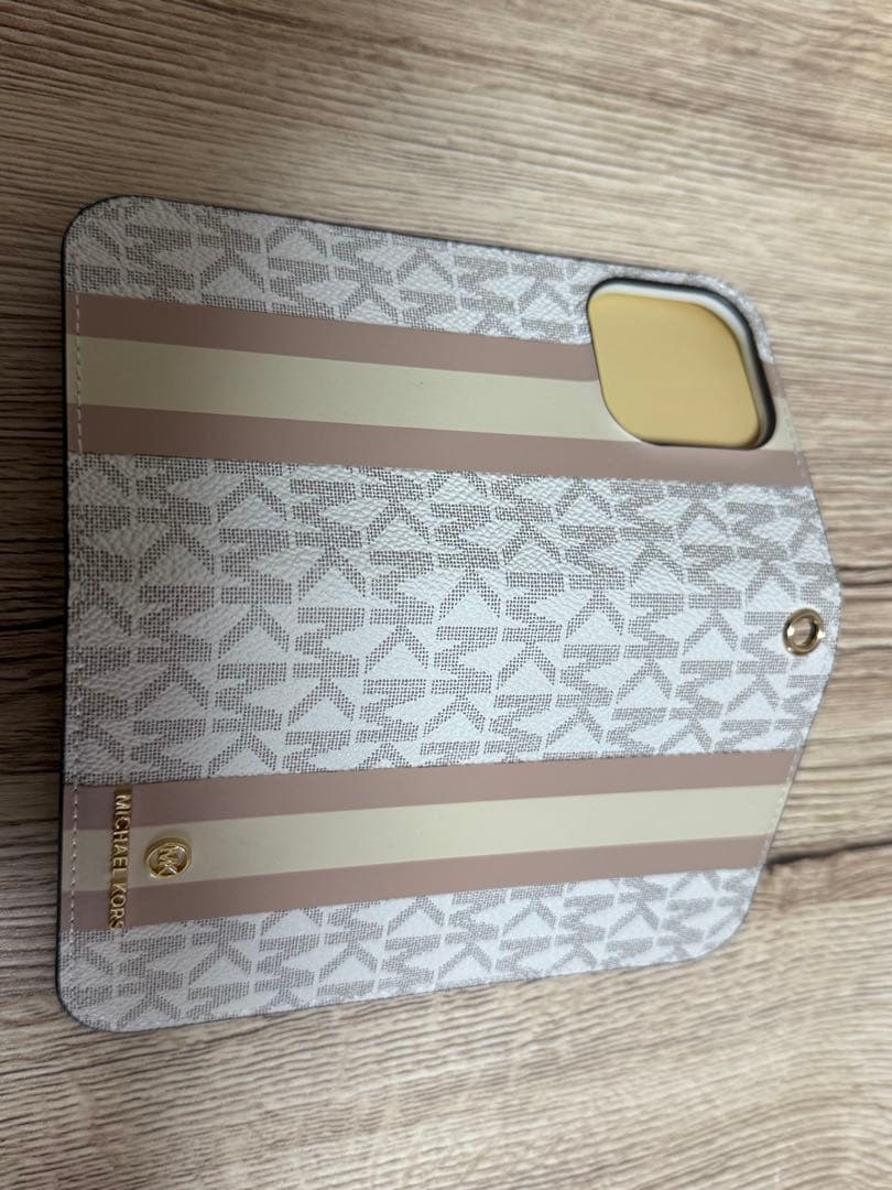 MICHAEL KORS iPhone15pro用手帳型ケース