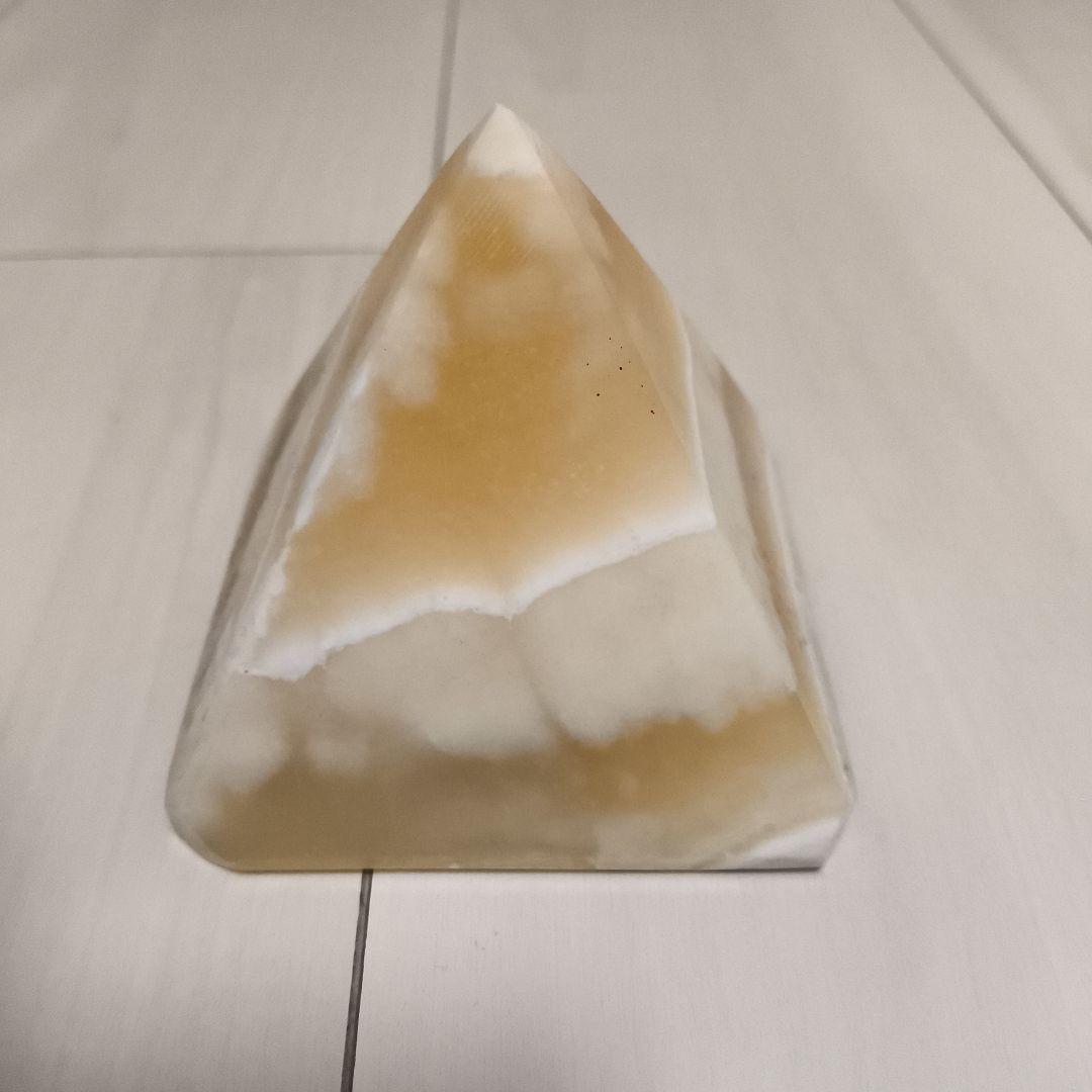 天然石　オレンジカルサイト　ピラミッド形