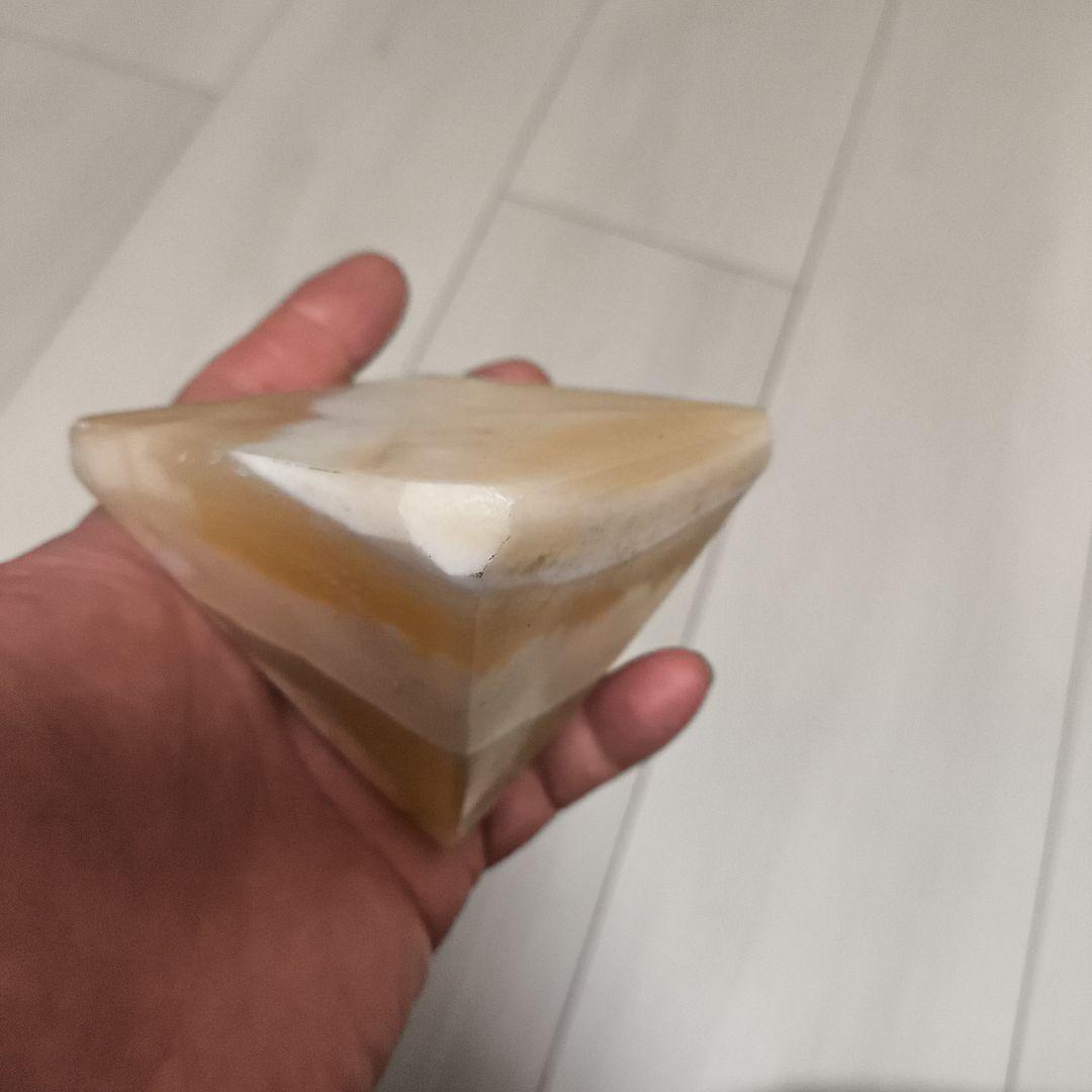 天然石　オレンジカルサイト　ピラミッド形