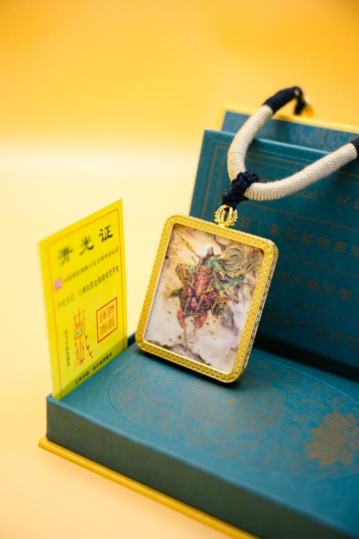 関羽財神タンカペンダント花柄デザインの金色ペンダント