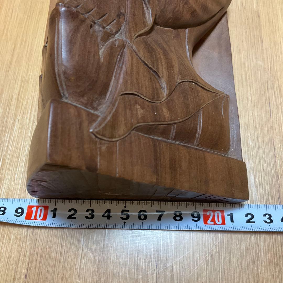 木製人物彫刻のブックスタンド2体セット