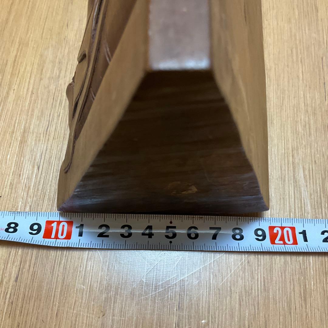 木製人物彫刻のブックスタンド2体セット