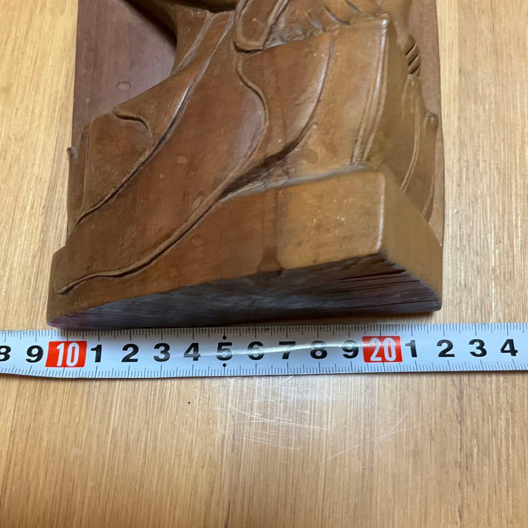 木製人物彫刻のブックスタンド2体セット