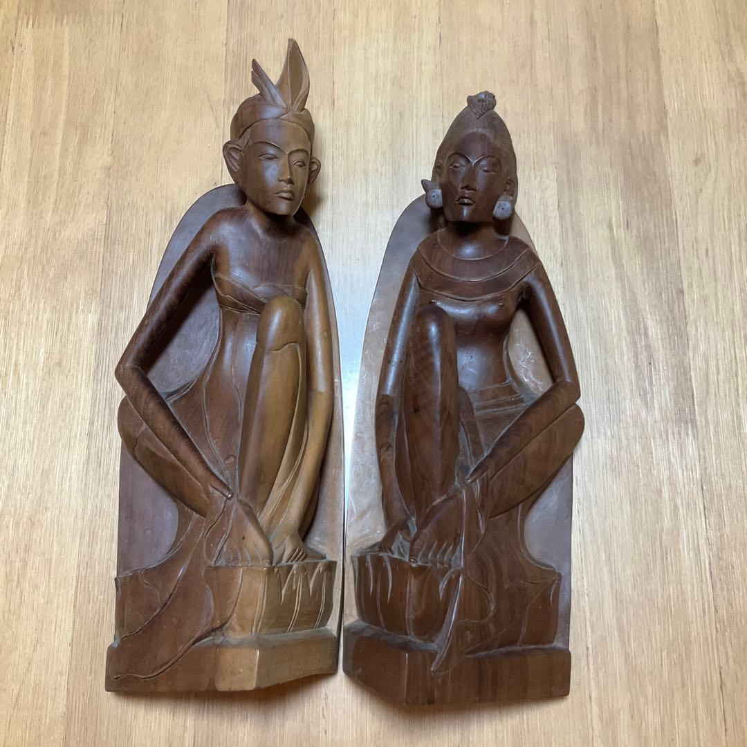 木製人物彫刻のブックスタンド2体セット