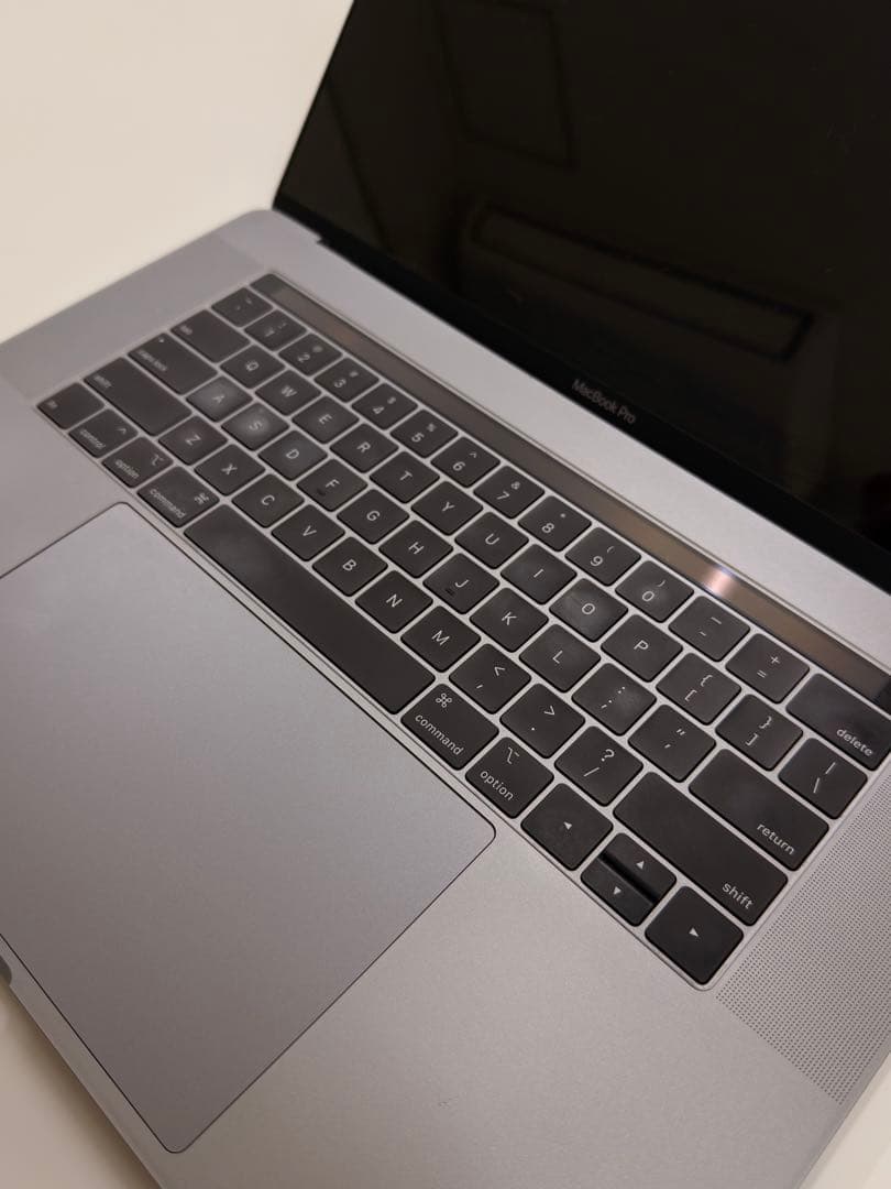 15インチMacBook Pro シルバー Touch Bar付き