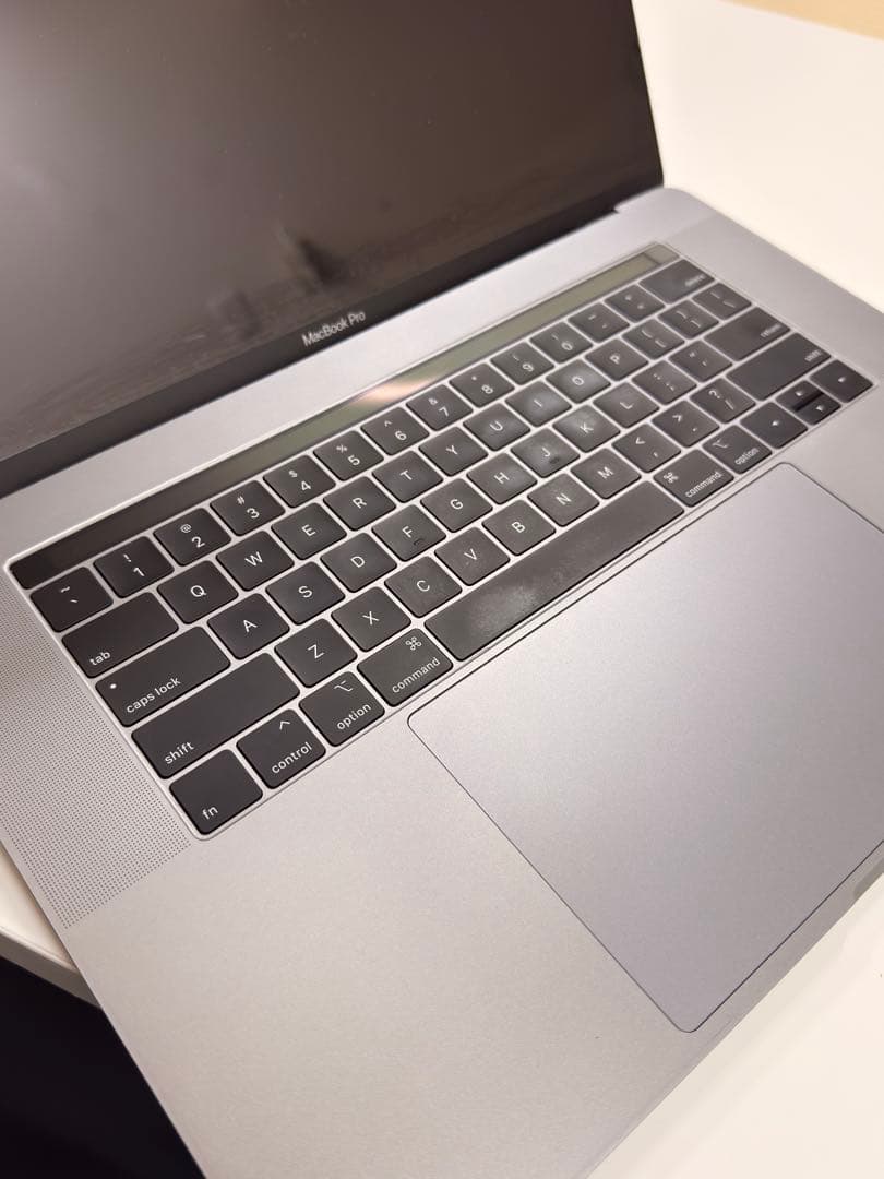 15インチMacBook Pro シルバー Touch Bar付き