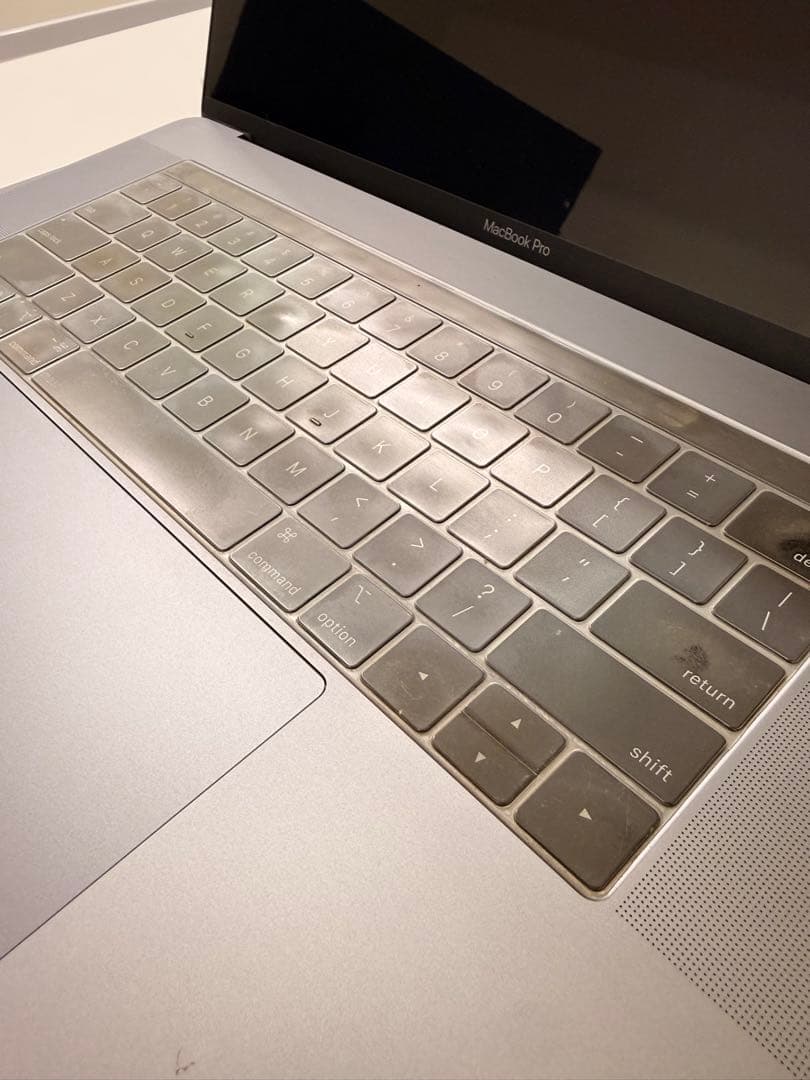 15インチMacBook Pro シルバー Touch Bar付き