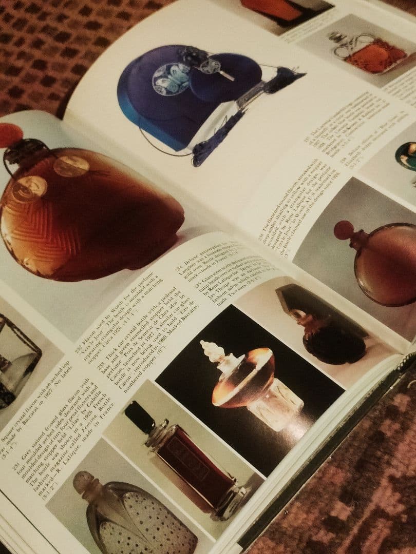 【国内非売品・コレクター向き】ビンテージ本　香水カタログ　写真集