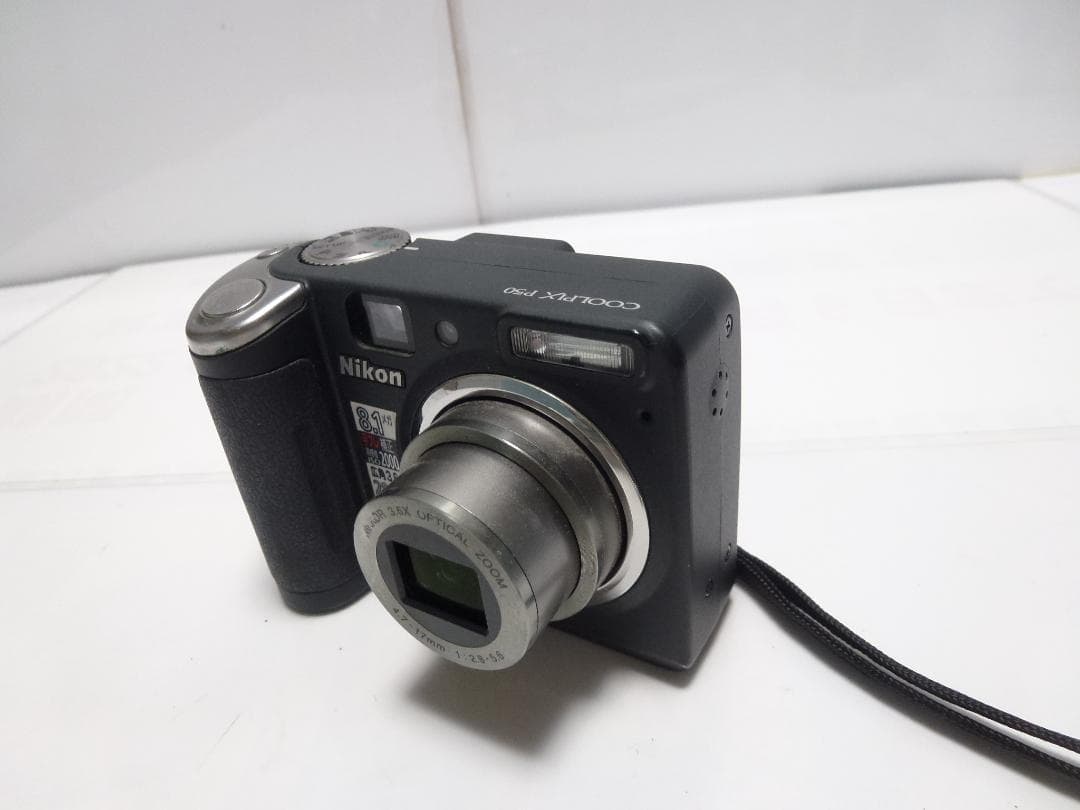 大人気　Nikon　デジタルカメラ　ニコン　COOLPIX P50　乾電池式