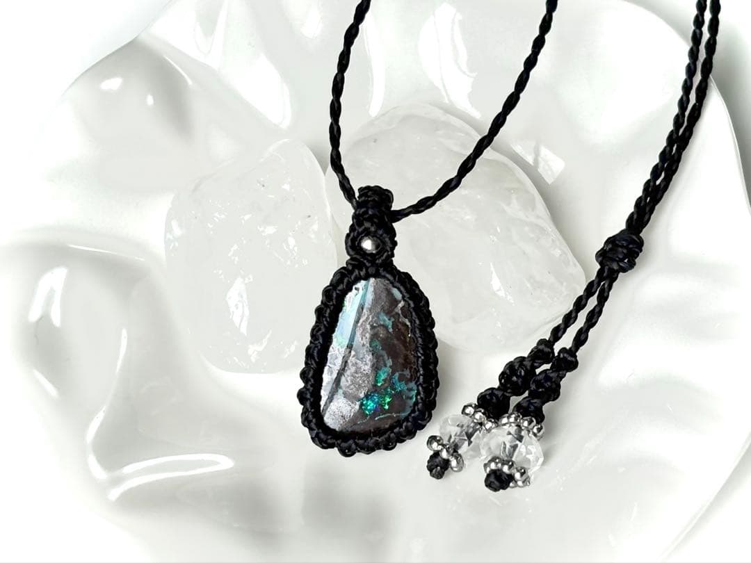 ボルダーオパール　マクラメ　ペンダント　ネックレス　小さめ　シンプル