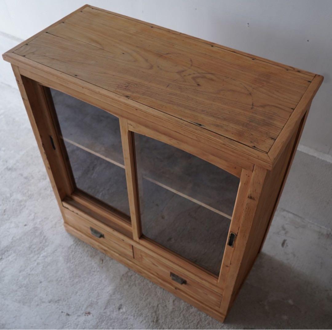 ガラス引戸のキャビネット