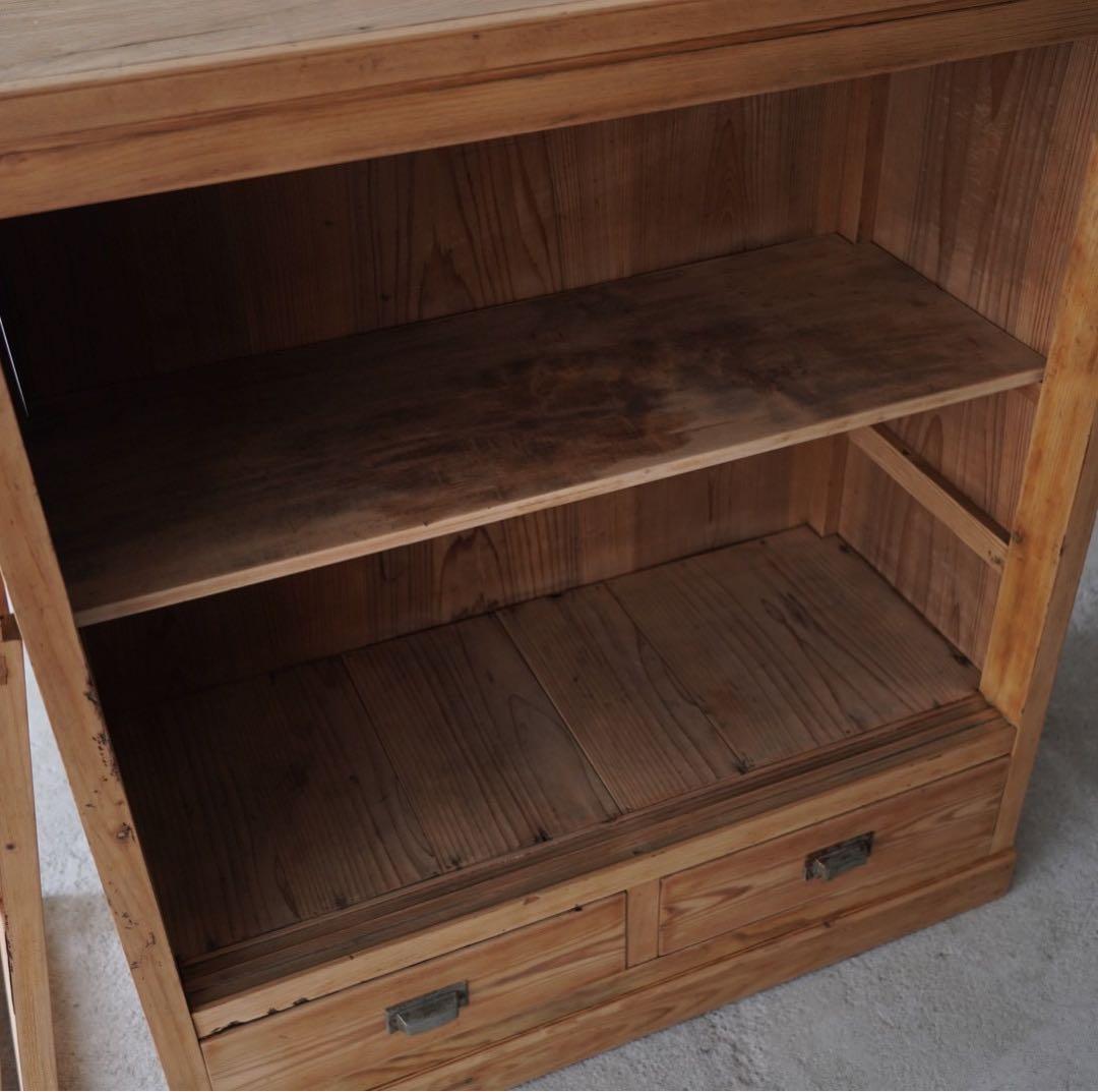 ガラス引戸のキャビネット