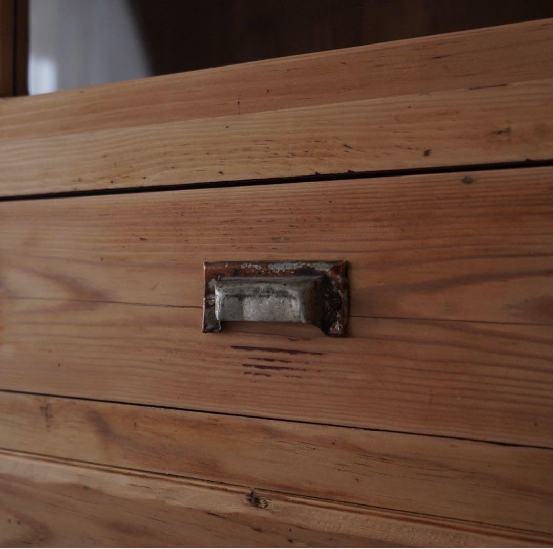 ガラス引戸のキャビネット