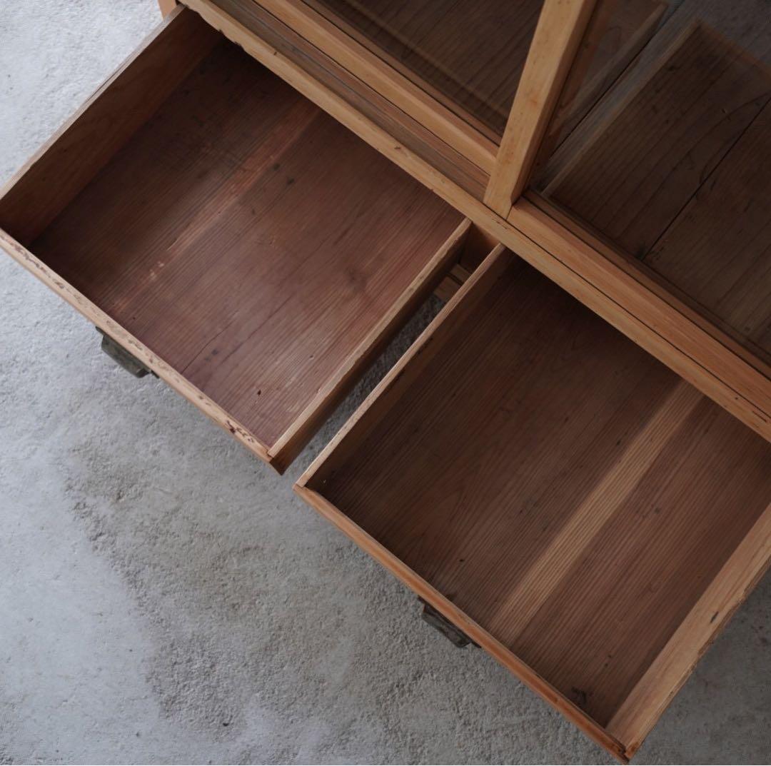 ガラス引戸のキャビネット