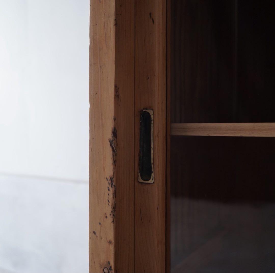 ガラス引戸のキャビネット