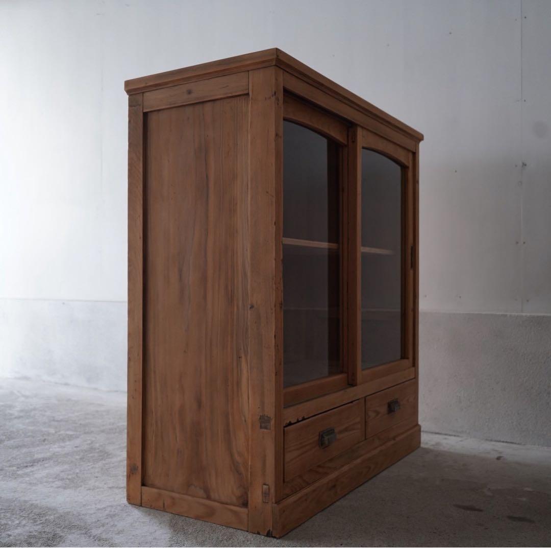 ガラス引戸のキャビネット