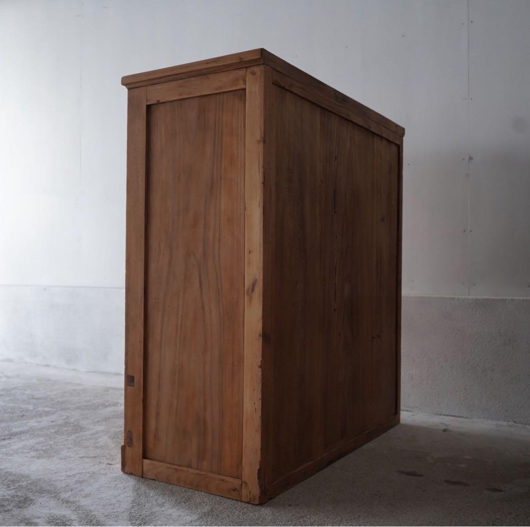 ガラス引戸のキャビネット