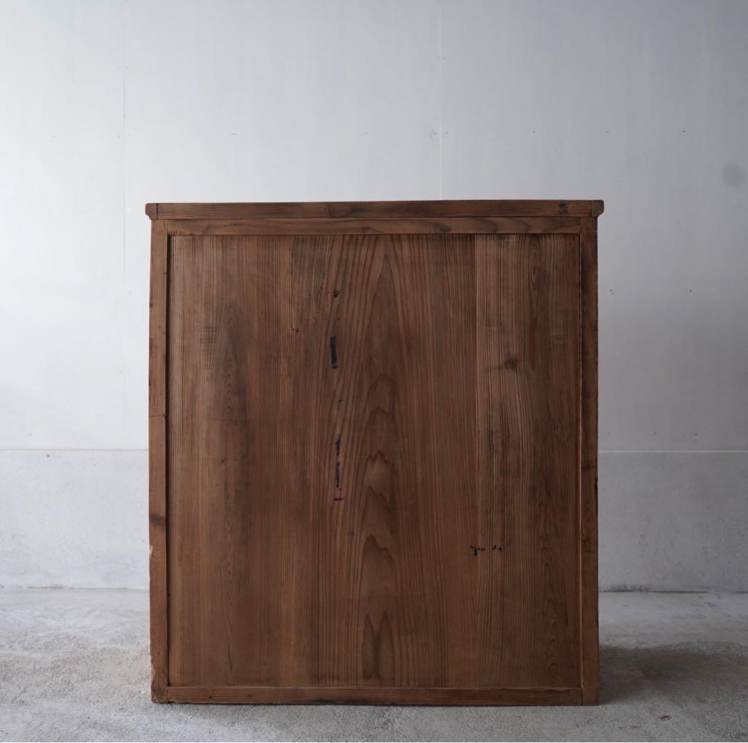 ガラス引戸のキャビネット