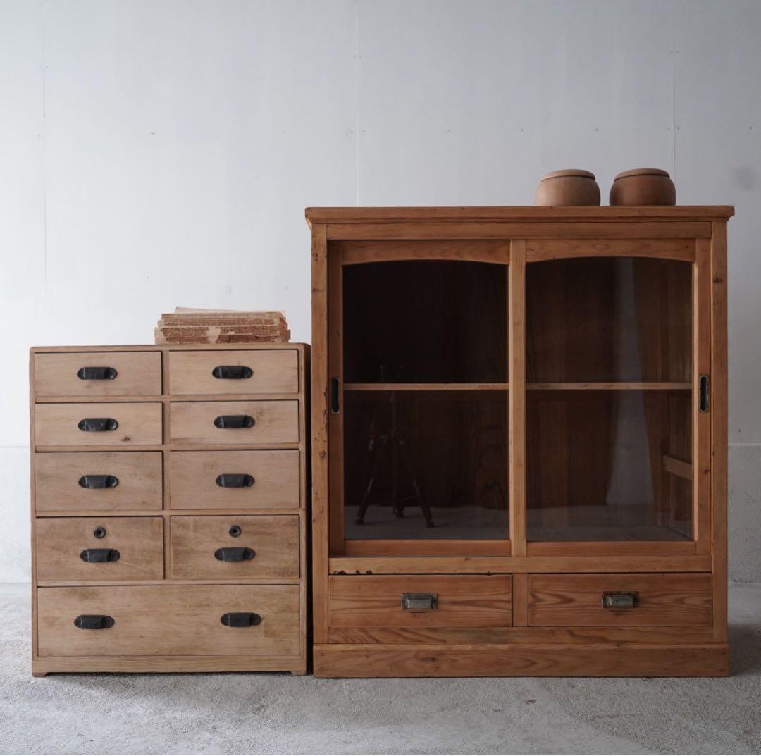 ガラス引戸のキャビネット