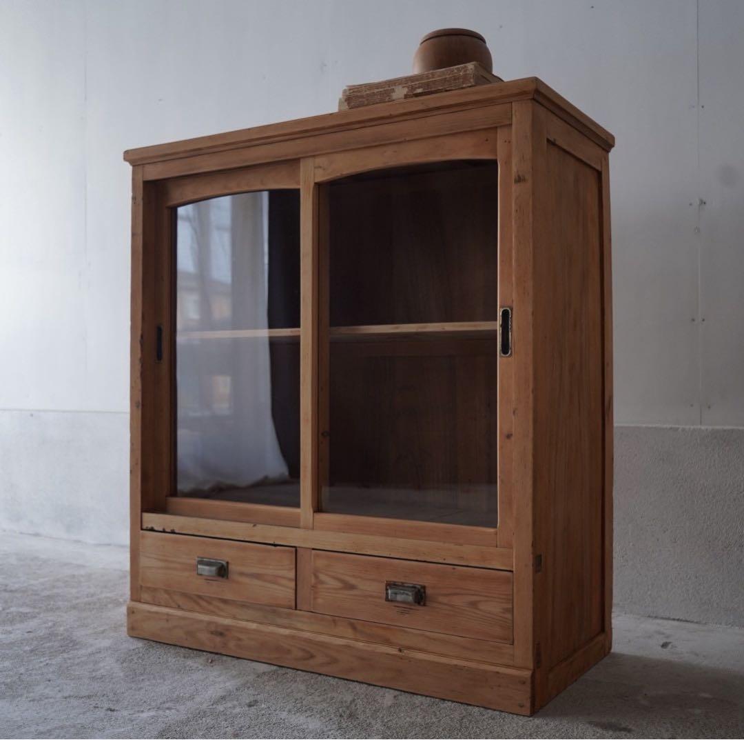 ガラス引戸のキャビネット