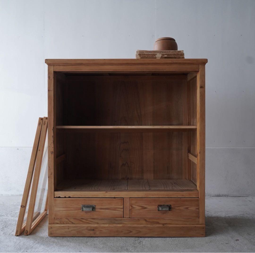 ガラス引戸のキャビネット